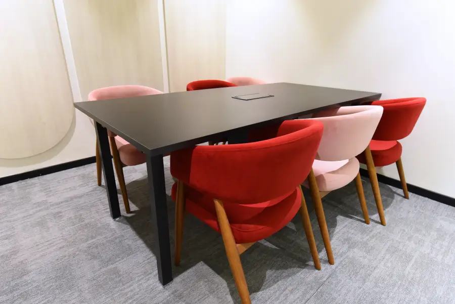 yesssworks coworking meeting table with red chairs photos